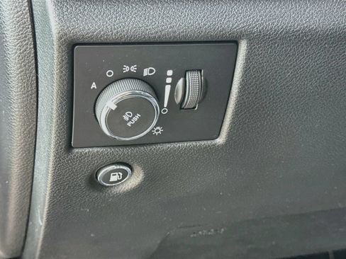 Used 2019 Jeep Grand Cherokee Laredo AWD/4WD image 12
