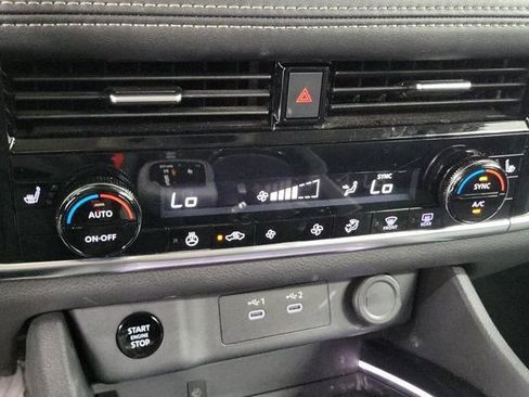Certified 2025 Nissan Rogue SL FWD image 30