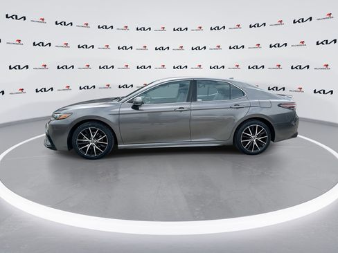 Used 2022 Toyota Camry SE FWD image 5