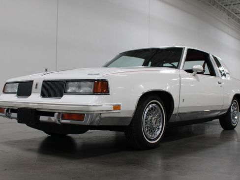 Used 1988 Oldsmobile Cutlass Supreme Classic Brougham RWD image 19