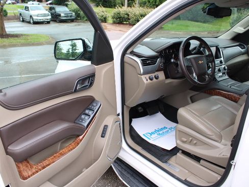 Used 2019 Chevrolet Tahoe Premier AWD/4WD image 3