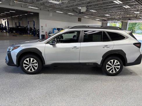 Used 2025 Subaru Outback Premium AWD/4WD image 4
