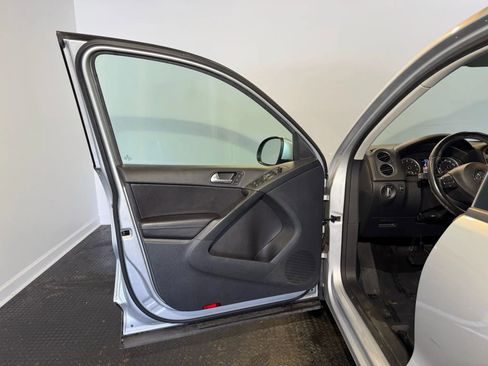 Used 2016 Volkswagen Tiguan S image 7