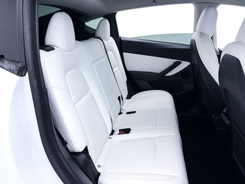 Used 2022 Tesla Model Y Long Range image 30