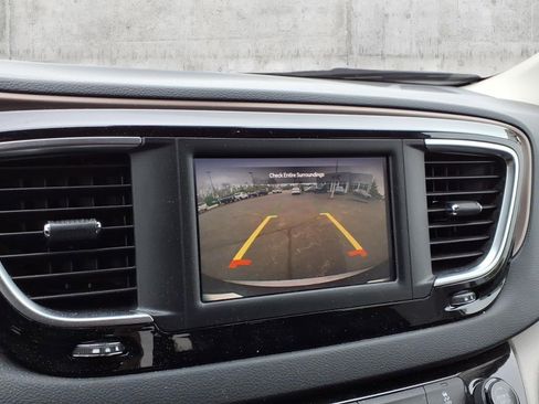 Used 2023 Chrysler Voyager LX FWD image 18