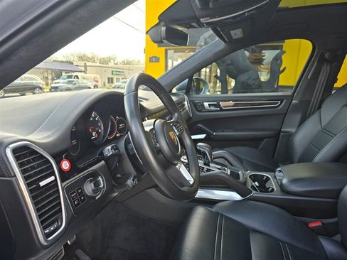 Used 2020 Porsche Cayenne Turbo AWD/4WD image 19