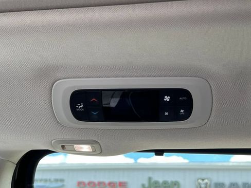 Used 2024 Chrysler Pacifica Limited FWD image 37