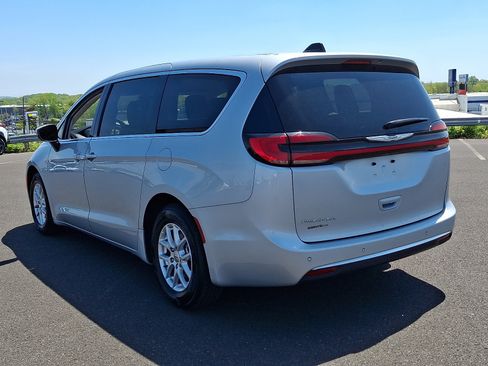 Certified 2023 Chrysler Pacifica Touring-L FWD image 4