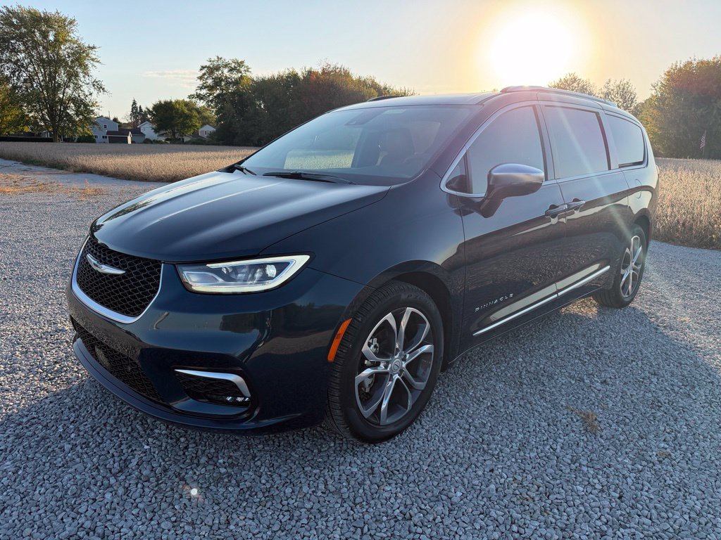 Used 2025 Chrysler Pacifica Pinnacle FWD image 30