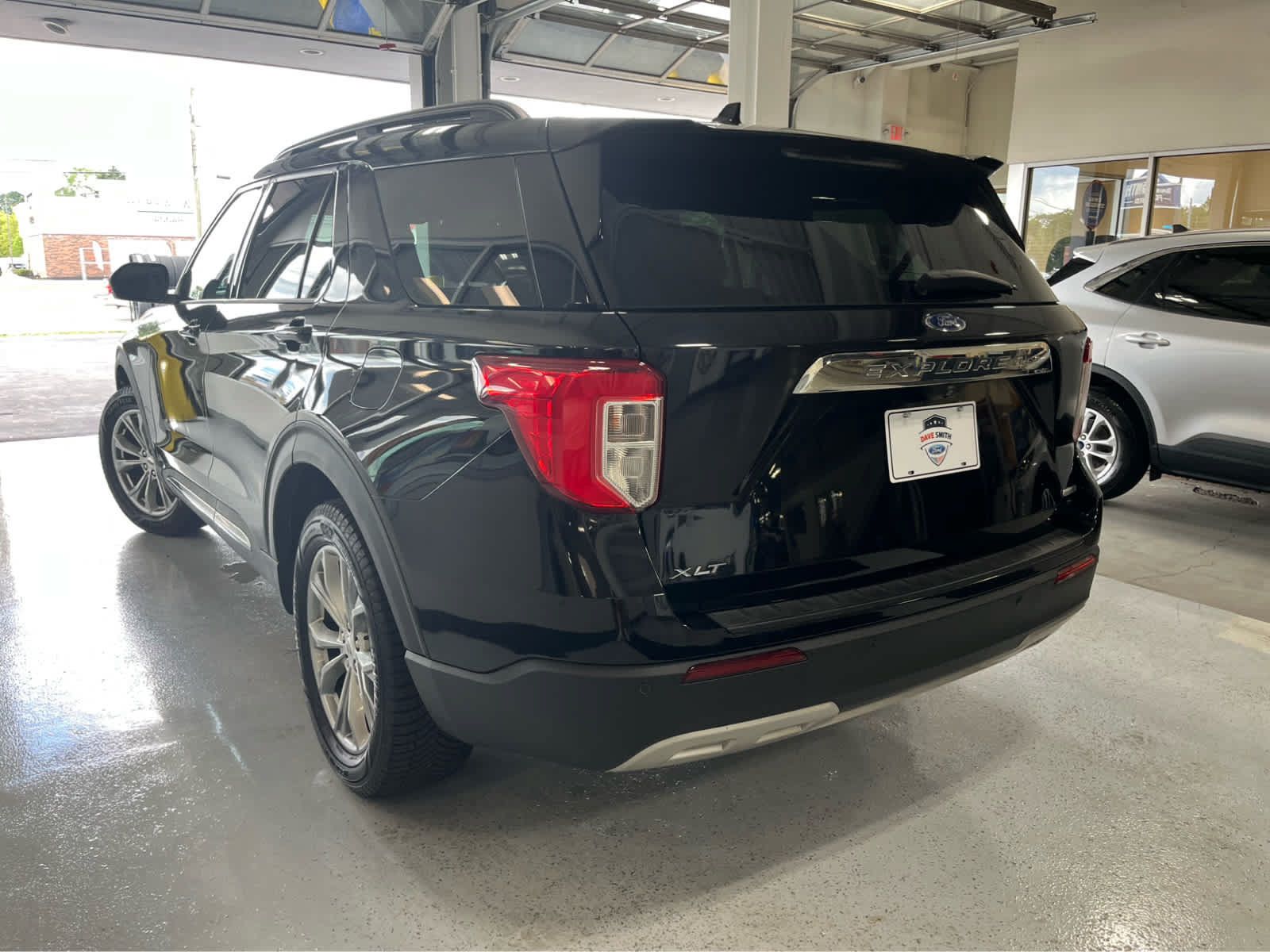 Certified 2020 Ford Explorer XLT w/ Equipment Group 202A AWD/4WD image 5