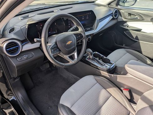 Used 2025 Chevrolet Trax LT w/ LT Convenience Package image 17