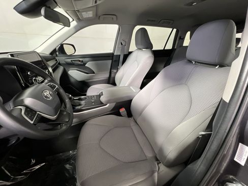 Used 2024 Toyota Highlander LE image 10