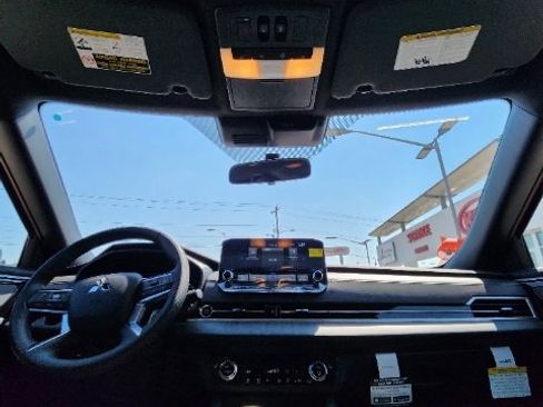 New 2024 Mitsubishi Outlander SE image 17