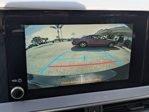 Used 2024 Toyota Prius LE FWD image 6