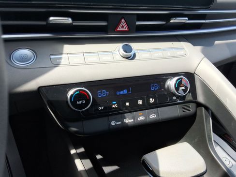 Used 2024 Hyundai Elantra SEL FWD image 17