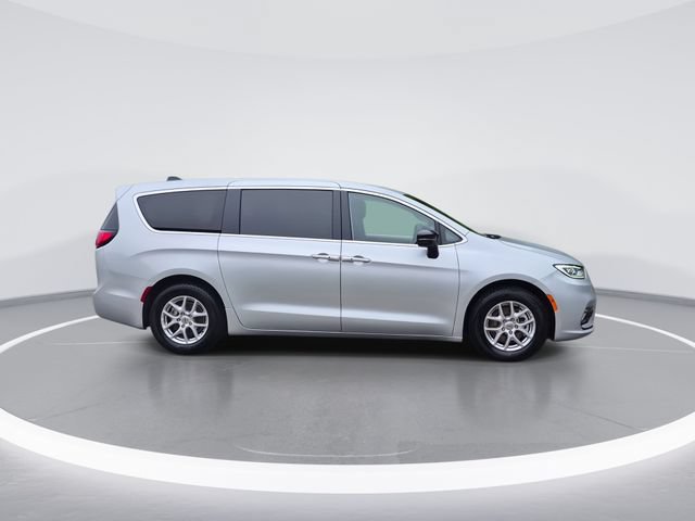 Used 2024 Chrysler Pacifica Touring-L FWD image 9
