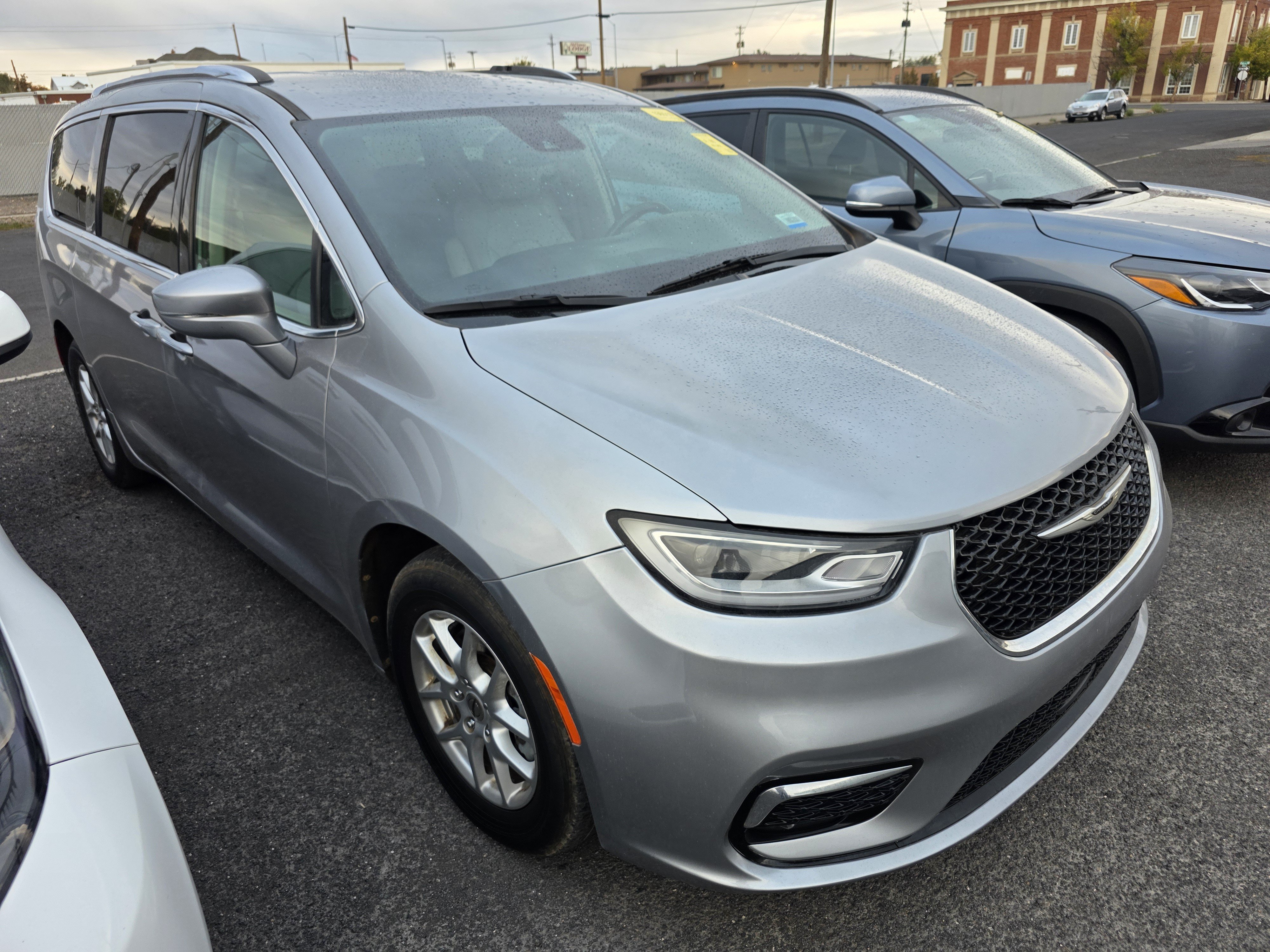 Used 2021 Chrysler Pacifica Touring-L FWD image 1