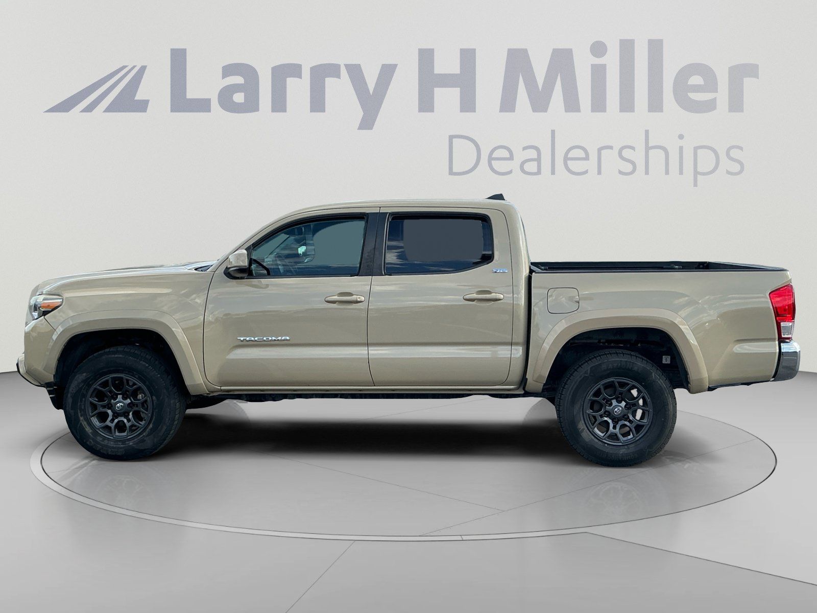 Used 2017 Toyota Tacoma SR5 w/ Tow Package RWD image 2