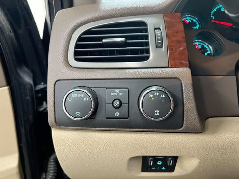 Used 2011 GMC Sierra 2500 SLT w/ Entertainment Package AWD/4WD image 18