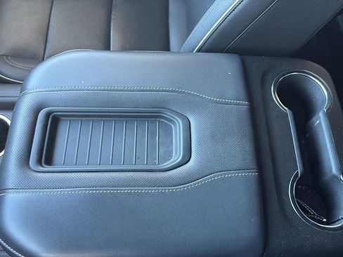 Used 2023 GMC Yukon SLT w/ SLT Premium Package image 19