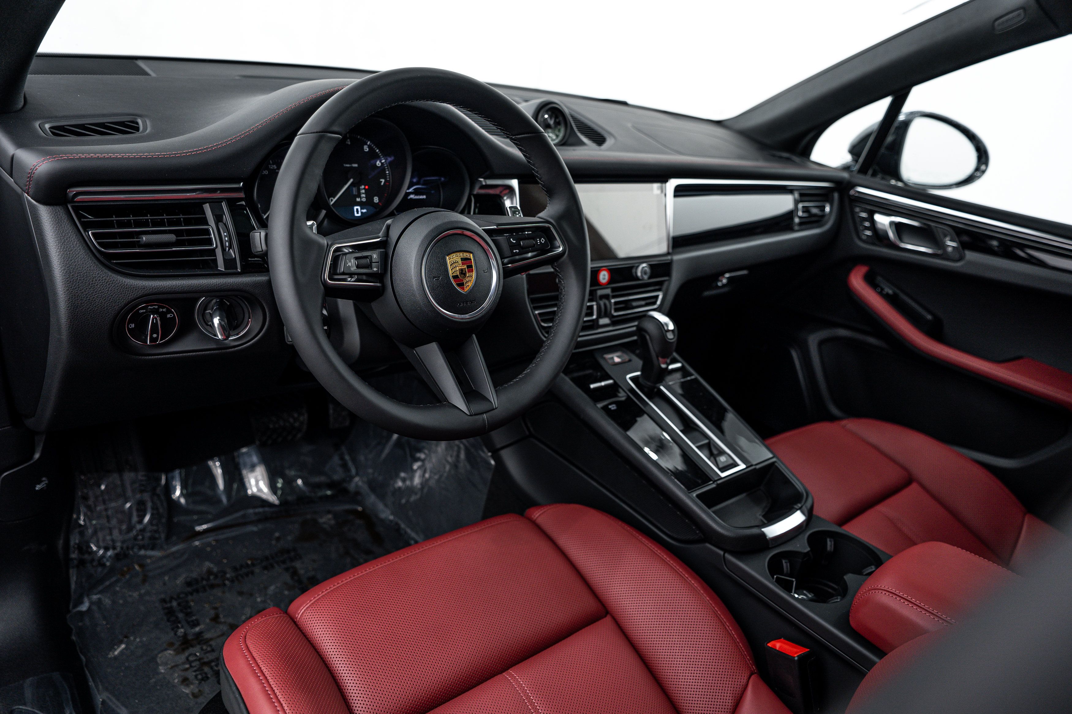 Certified 2026 Porsche Macan AWD/4WD image 4