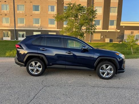 Certified 2019 Toyota RAV4 Limited w/ Limited Grade Weather Package AWD/4WD image 13