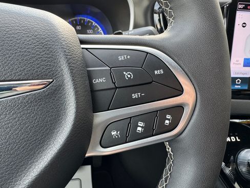 Used 2025 Chrysler Pacifica Select FWD image 13