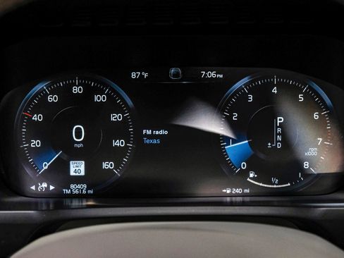 Used 2017 Volvo XC90 T6 Momentum w/ Convenience Package image 19