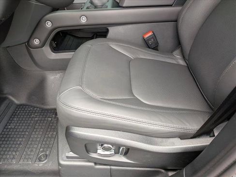 New 2026 Land Rover Defender 130 X-Dynamic SE image 4