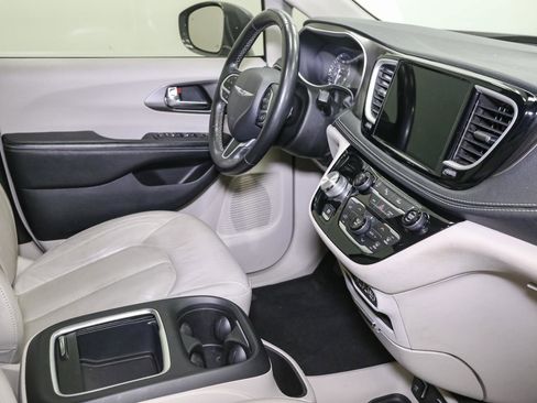 Used 2021 Chrysler Pacifica Touring-L image 19