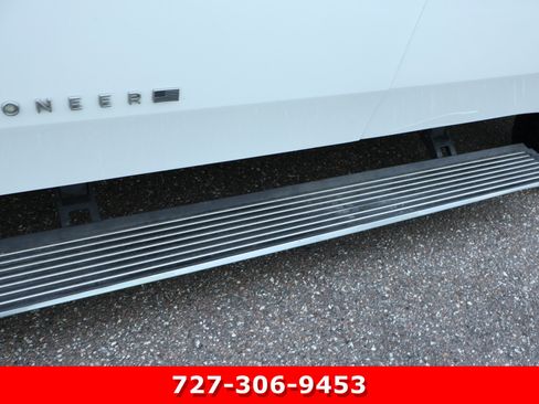 Used 2022 Jeep Wagoneer Series III w/ Premium Group I AWD/4WD image 15