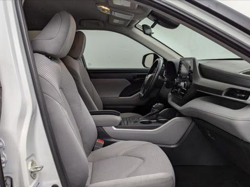 Used 2022 Toyota Highlander LE image 24
