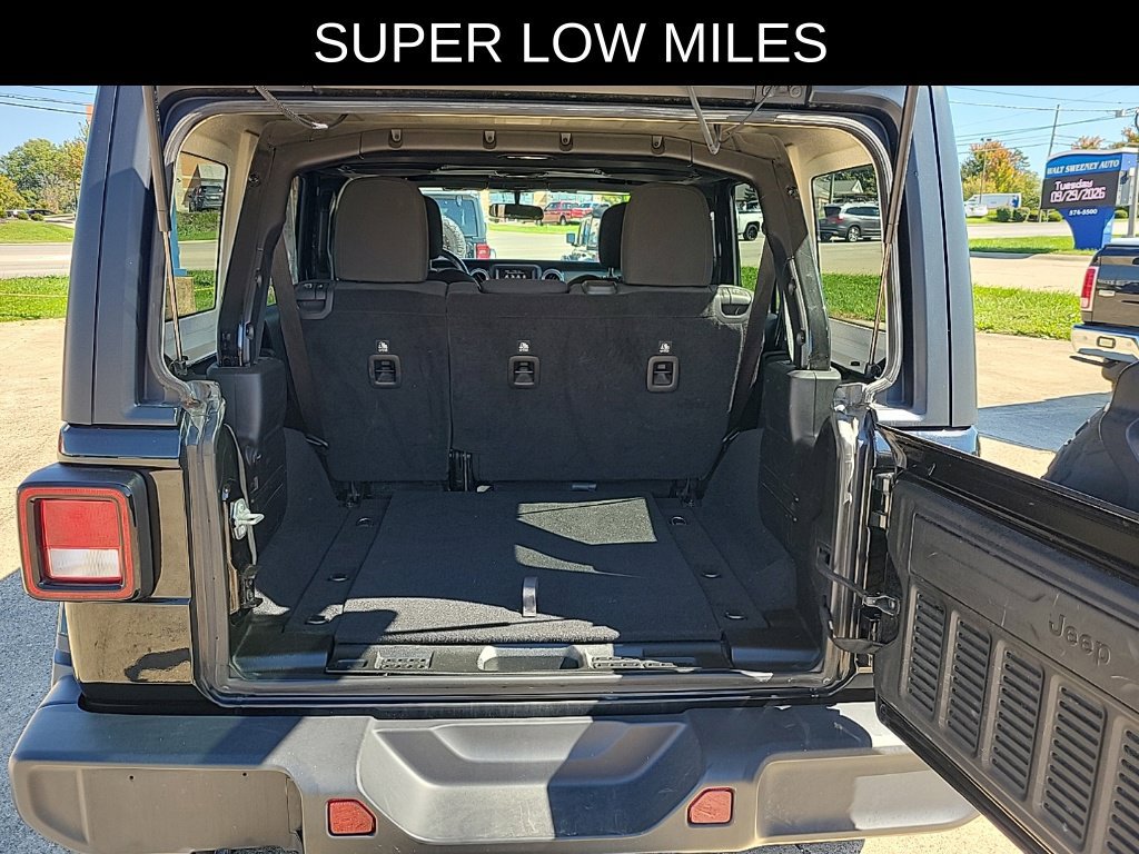 Used 2018 Jeep Wrangler Unlimited Sahara w/ Cold Weather Group AWD/4WD image 6