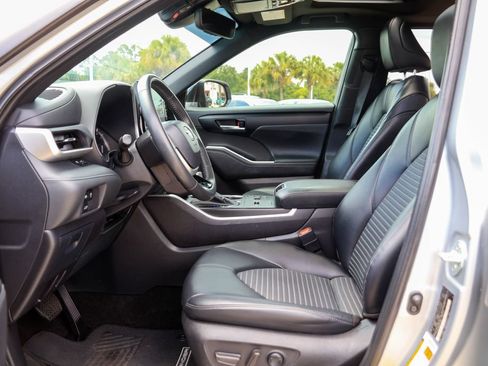 Used 2023 Toyota Highlander XSE FWD image 9