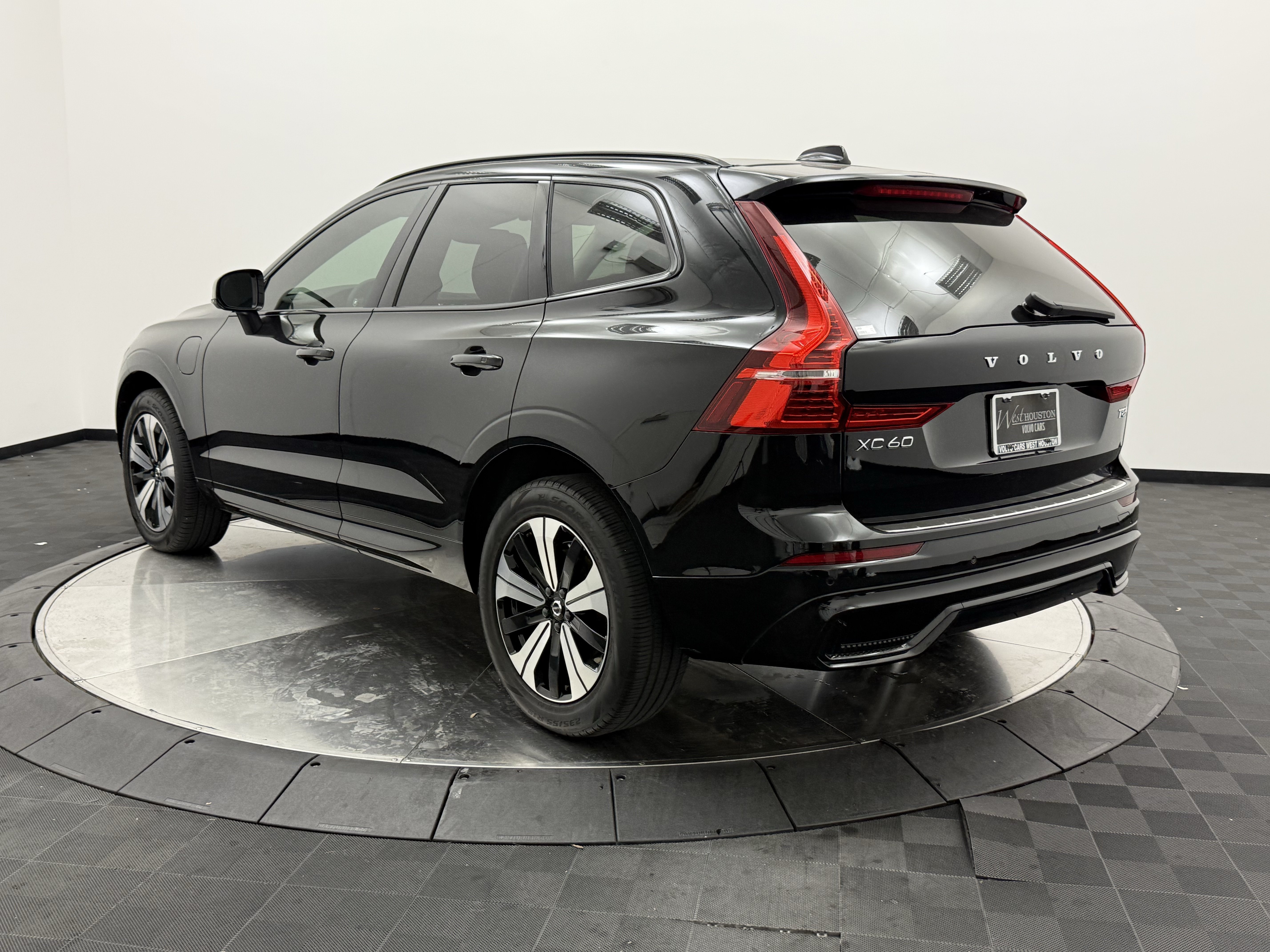 Certified 2025 Volvo XC60 T8 Core w/ Protection Package Premier AWD/4WD image 5