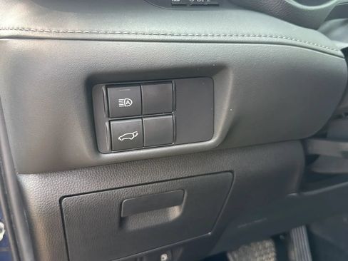 Used 2021 Toyota Highlander LE FWD image 37