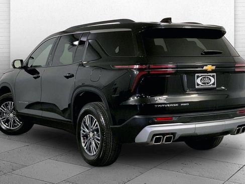Used 2024 Chevrolet Traverse LT image 11