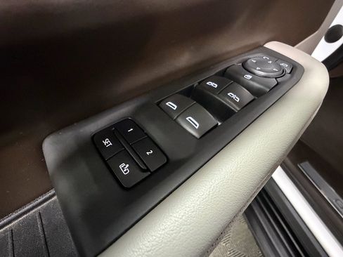 Used 2023 GMC Yukon SLT image 30