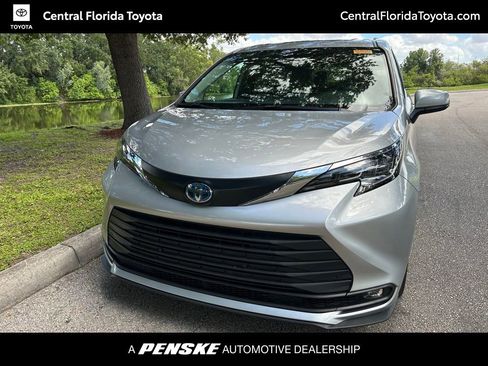 Used 2025 Toyota Sienna XLE FWD image 1