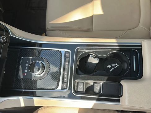 Used 2017 Jaguar XF Premium image 38