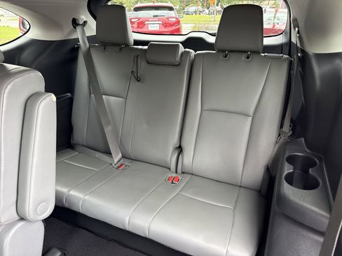 Used 2022 Toyota Highlander XLE FWD image 12
