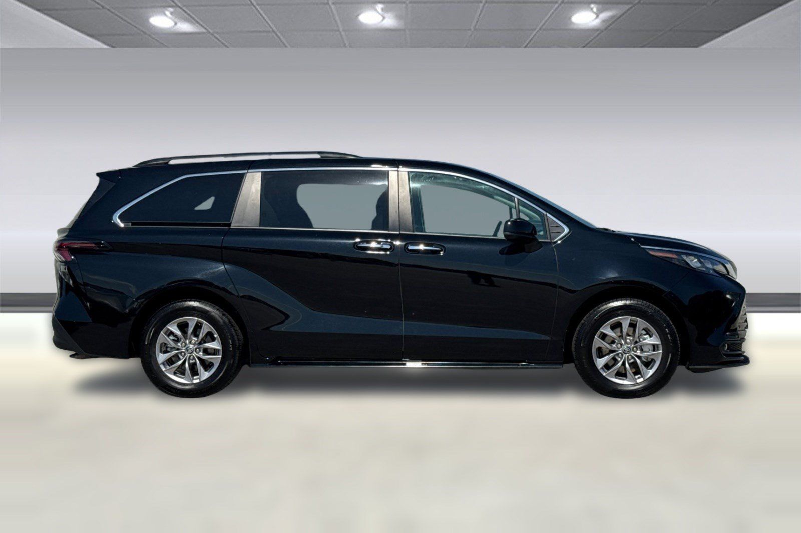 Used 2025 Toyota Sienna XLE FWD image 8