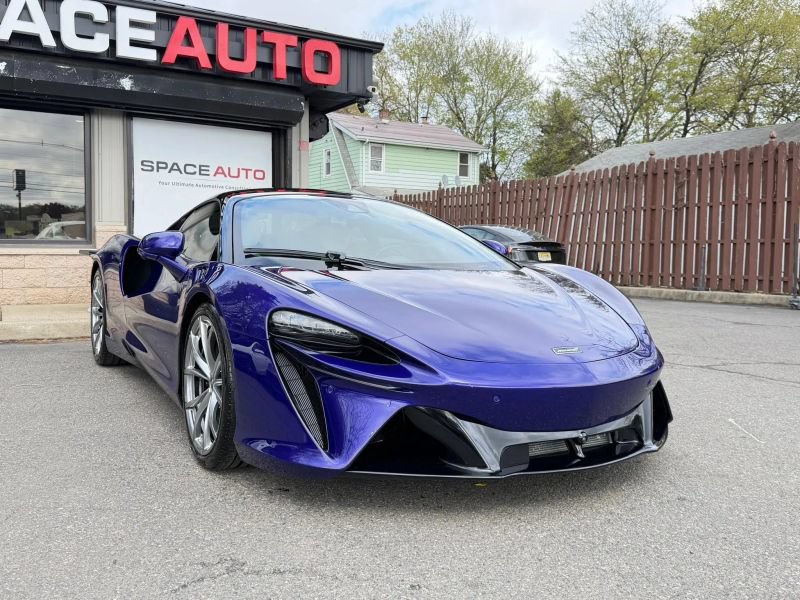 Used 2023 McLaren Artura RWD image 4