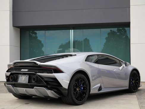 Used 2023 Lamborghini Huracan EVO image 3