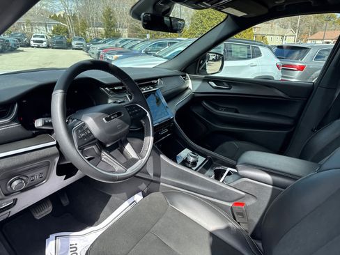 Used 2025 Jeep Grand Cherokee Altitude image 12