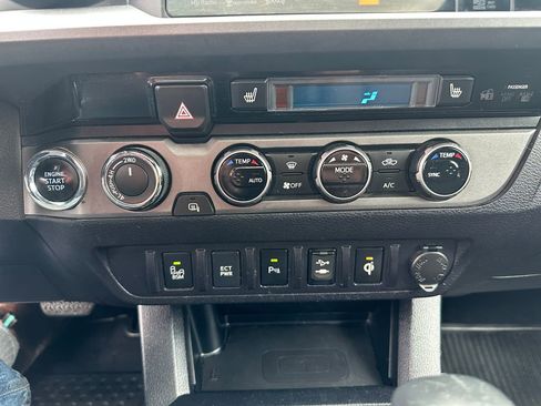 Used 2017 Toyota Tacoma TRD Sport AWD/4WD image 17