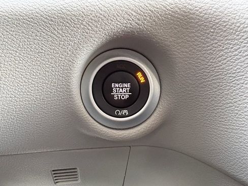 Used 2024 Chrysler Pacifica Touring-L image 11