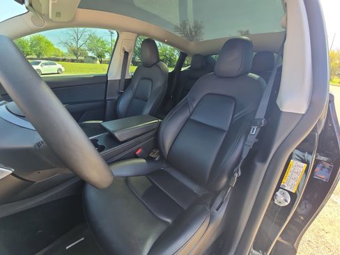 Used 2022 Tesla Model Y Performance image 11