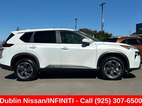 Used 2024 Nissan Rogue SV FWD image 3
