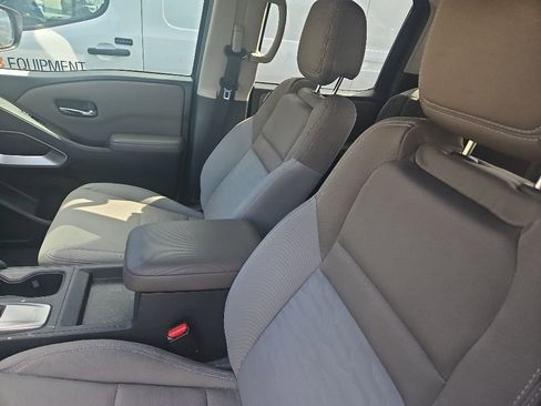 Used 2022 Nissan Frontier SV w/ Technology Package AWD/4WD image 4